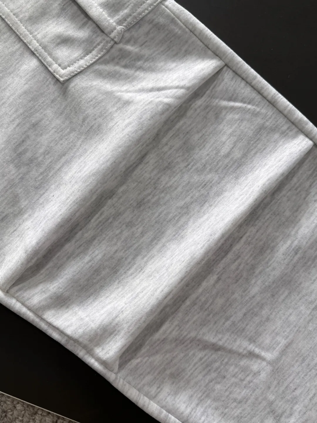 Next day shipment P360 Stone lsland/Stone Island Exclusively launches 25ss autumn and winter new high-quality trousers. Compare real-life details at will. Craftsmanship that ordinary small workshops cannot copy. Top-level ZP development. Unique imported fabric feel. Purely imported German machine production. Precision operation. Ten thousand needle density. A pair of trousers with rich details. You can see the development strength. A full set of new accessories are customized simultaneously. Simple yet elegant. Soft, delicate and comfortable. The upper body is versatile and fashionable. A perfect choice for autumn and winter, a must-have item. Sizes: M to 3XL (please state your height and weight when placing an order)